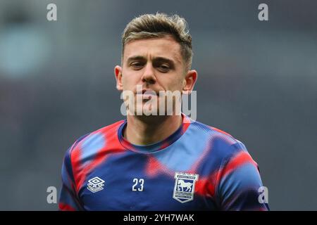 London, Großbritannien. November 2024. Sam Szmodics aus Ipswich Town wärmt sich vor dem Premier League-Spiel Tottenham Hotspur gegen Ipswich Town im Tottenham Hotspur Stadium, London, Vereinigtes Königreich, 10. November 2024 (Foto: Izzy Poles/News Images) in London, Vereinigtes Königreich am 11.10.2024. (Foto: Izzy Poles/News Images/SIPA USA) Credit: SIPA USA/Alamy Live News Stockfoto