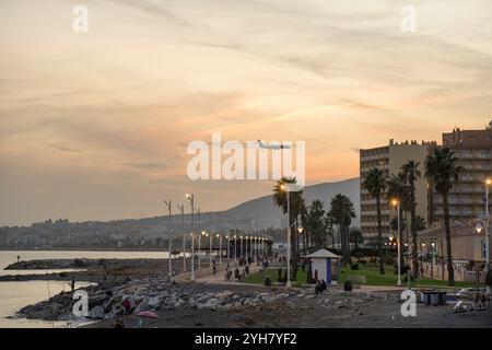 Malaga Küstenviertel Gudalmar, mit Flugzeuglandung am nahe gelegenen Flughafen, Andalusien, Spanien. Stockfoto