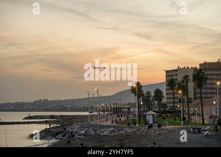 Malaga Küstenviertel Gudalmar, mit Flugzeuglandung am nahe gelegenen Flughafen, Andalusien, Spanien. Stockfoto