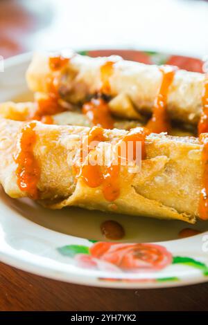 Frühlingsrollen und Saucen auf Holztisch, selektiver Fokus Stockfoto