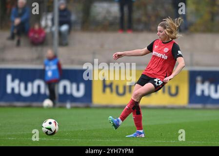 Leverkusen, Deutschland. November 2024. Lilla Turanyi (B04, 24) spielt den Ball, 10.11.2024, Leverkusen (Deutschland), Fussball, Google Pixel Frauen-Bundesliga, BAYER 04 LEVERKUSEN - TURBINE POTSDAM, DFB/DFL-VORSCHRIFTEN VERBIETEN DIE VERWENDUNG VON FOTOGRAFIEN ALS BILDSEQUENZEN UND/ODER QUASI-VIDEO. Quelle: dpa/Alamy Live News Stockfoto