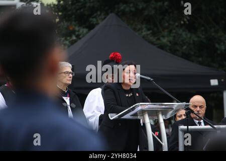 London, Großbritannien. November 2024. Der Bürgermeister von Newham Rokhsana Fiaz OBE spricht nach einer zweiminütigen Stille bei der Gedenkfeier in East Ham. Der Gedenkgottesdienst in Newham fand im Cenotaph im Central Park statt. Der Gottesdienst wird vom Kanoniker Fred Ashford-Okai geleitet und wird von LBN Councillors, dem Repräsentanten des Königs, ehemaligen und gegenwärtigen Mitgliedern der Streitkräfte, uniformierten Diensten, St. John's Ambulance und jungen Leuten besucht, die verschiedene Pfadfinder-, Führungs- und Kadettenorganisationen vertreten. (Foto: David Mbiyu/SOPA Images/SIPA USA) Credit: SIPA USA/Alamy Live News Stockfoto