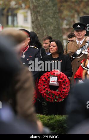 London, Großbritannien. November 2024. Newham Bürgermeister Rokhsana Fiaz OBE mit ? Stadträtin Rohima Rahman hält einen Kranz bei der Gedenkfeier. Der Gedenkgottesdienst in Newham fand im Cenotaph im Central Park statt. Der Gottesdienst wird vom Kanoniker Fred Ashford-Okai geleitet und wird von LBN Councillors, dem Repräsentanten des Königs, ehemaligen und gegenwärtigen Mitgliedern der Streitkräfte, uniformierten Diensten, St. John's Ambulance und jungen Leuten besucht, die verschiedene Pfadfinder-, Führungs- und Kadettenorganisationen vertreten. (Foto: David Mbiyu/SOPA Images/SIPA USA) Credit: SIPA USA/Alamy Live News Stockfoto