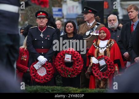 London, Großbritannien. November 2024. Newham Bürgermeister Rokhsana Fiaz OBE mit ? Stadträtin Rohima Rahman hält ihre Kränze bei der Gedenkfeier. Der Gedenkgottesdienst in Newham fand im Cenotaph im Central Park statt. Der Gottesdienst wird vom Kanoniker Fred Ashford-Okai geleitet und wird von LBN Councillors, dem Repräsentanten des Königs, ehemaligen und gegenwärtigen Mitgliedern der Streitkräfte, uniformierten Diensten, St. John's Ambulance und jungen Leuten besucht, die verschiedene Pfadfinder-, Führungs- und Kadettenorganisationen vertreten. (Foto: David Mbiyu/SOPA Images/SIPA USA) Credit: SIPA USA/Alamy Live News Stockfoto