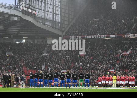 Manchester, Großbritannien. November 2024. Beide Spielersets nehmen am 10. November 2024 in Old Trafford, Manchester, Vereinigtes Königreich (Foto: Craig Thomas/News Images) in Manchester, Vereinigtes Königreich, am 10. November 2024 in Manchester, Vereinigtes Königreich Teil. (Foto: Craig Thomas/News Images/SIPA USA) Credit: SIPA USA/Alamy Live News Stockfoto