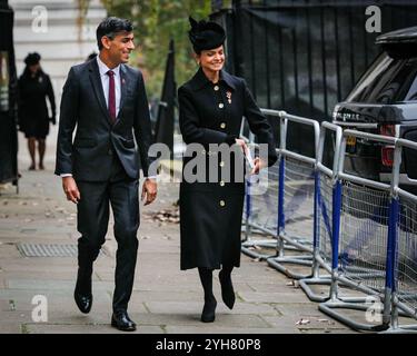 Downing Street, London, Großbritannien, 10. November 2024. Rishi Sunak, ehemaliger Premierminister des Vereinigten Königreichs, mit seiner Frau Akshata Murty. Politiker, einschließlich ehemaliger Premierminister, werden auf dem Weg zur Gedenkfeier am Sonntag in Whitehall in Westminster durch die Downing Street spazieren sehen. Quelle: Imageplotter/Alamy Live News Stockfoto