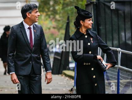 Downing Street, London, Großbritannien, 10. November 2024. Das Personal von Nr. 10 winkt beim ehemaligen Premierminister und seiner Frau. Rishi Sunak, ehemaliger Premierminister des Vereinigten Königreichs, mit seiner Frau Akshata Murty. Politiker, einschließlich ehemaliger Premierminister, werden auf dem Weg zur Gedenkfeier am Sonntag in Whitehall in Westminster durch die Downing Street spazieren sehen. Quelle: Imageplotter/Alamy Live News Stockfoto