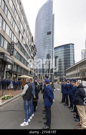 Brüssel, Belgien November 2024. Gedenkfeier zum Tod des Polizeibeamten Thomas Monjoie, organisiert von der Polizeizone Brüssel Nord, am Sonntag, den 10. November 2024. Im November 2022 wurde der Polizeibeamte Thomas Monjoie bei einem Bombenanschlag in Schaerbeek getötet. BELGA FOTO NICOLAS MAETERLINCK Credit: Belga News Agency/Alamy Live News Stockfoto