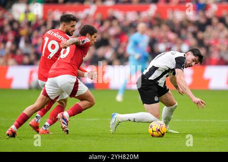 Newcastle United's Tino Livramento kämpft um den Ball mit Nicolas Dominguez (links) von Nottingham Forest während des Premier League-Spiels auf dem City Ground in Nottingham. Bilddatum: Sonntag, 10. November 2024. Stockfoto