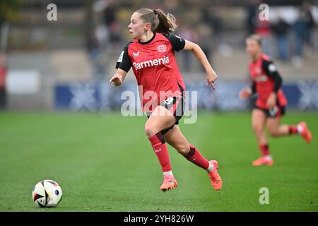 Leverkusen, Deutschland. November 2024. Janou Levels (B04, 5) mit Ball, 10.11.2024, Leverkusen (Deutschland), Fussball, Google Pixel Frauen-Bundesliga, Bayer 04 Leverkusen - Turbine Potsdam, DFB/DFL-VORSCHRIFTEN VERBIETEN DIE VERWENDUNG VON FOTOGRAFIEN ALS BILDSEQUENZEN UND/ODER QUASI-VIDEO. Quelle: dpa/Alamy Live News Stockfoto