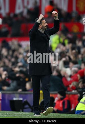 Manchester, Großbritannien. November 2024. Ruud Van Nistelrooy, Cheftrainer von Manchester United, feiert sein erstes Tor während des Premier League-Spiels in Old Trafford, Manchester. Der Bildnachweis sollte lauten: Anna Gowthorpe/Sportimage Credit: Sportimage Ltd/Alamy Live News Stockfoto