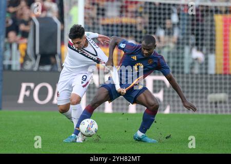 Bolognas Santiago Castro und Romaâs Evan Ndicka während der italienischen Fußball-Meisterschaftsliga Ein Enilive 2024/2025-Spiel zwischen AS Roma gegen Bologna FC im Olimpic-Stadion in Rom am 10. November 2024. Stockfoto