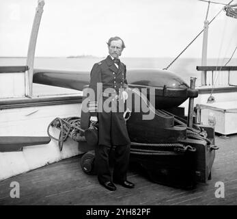 Konteradmiral John A. Dahlgren steht bei einer Dahlgren-Kanone an Deck der U.S.S. Pawnee in Charleston Harbor, South Carolina. Erstellt am 17. Juni 1865. Fotografien der Bundesmarine und Seefahrten gegen die Atlantikküste der Eidgenossenschaft. Positiv erstellt von Mathew Brady. Stockfoto