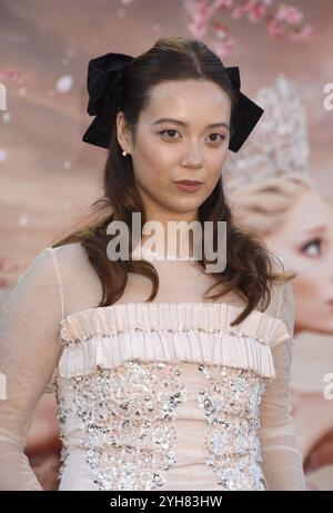 Los Angeles, USA. November 2024. Laufey kam am 9. November 2024 zur „Wicked“ Los Angeles Premiere im Dorothy Chandler Pavilion in Los Angeles, KALIFORNIEN. © Janet Gough/AFF-USA. COM Credit: AFF/Alamy Live News Stockfoto