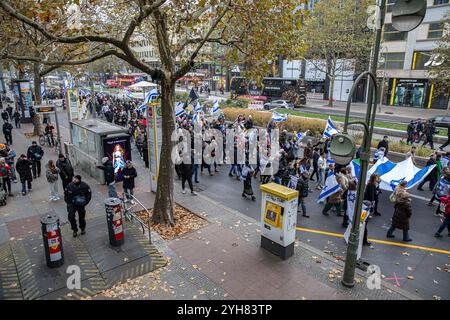 Berlin, Deutschland. November 2024. Am Sonntag, den 10. November 2024, versammelten sich Demonstranten auf dem Berliner Wittenbergplatz, um einen robusteren Schutz der jüdischen Gemeinden in Deutschland zu fordern, da die antisemitischen Vorfälle nach den Terroranschlägen der Hamas am 7. Oktober 2023 auf Israel weltweit zunehmen. Die unter dem Motto „für ein Leben ohne Furcht: Jüdisches Leben schützen, genug ist genug“ organisierte Kundgebung zeigte einen Anstieg antisemitischer Vorfälle in ganz Europa, einschließlich Deutschland und den Niederlanden, wo jüdische Institutionen und Einzelpersonen zunehmend ins Visier genommen wurden. Der Protest fand statt Stockfoto