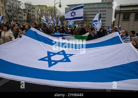 Berlin, Deutschland. November 2024. Am Sonntag, den 10. November 2024, versammelten sich Demonstranten auf dem Berliner Wittenbergplatz, um einen robusteren Schutz der jüdischen Gemeinden in Deutschland zu fordern, da die antisemitischen Vorfälle nach den Terroranschlägen der Hamas am 7. Oktober 2023 auf Israel weltweit zunehmen. Die unter dem Motto „für ein Leben ohne Furcht: Jüdisches Leben schützen, genug ist genug“ organisierte Kundgebung zeigte einen Anstieg antisemitischer Vorfälle in ganz Europa, einschließlich Deutschland und den Niederlanden, wo jüdische Institutionen und Einzelpersonen zunehmend ins Visier genommen wurden. Der Protest fand statt Stockfoto