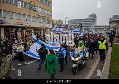 Berlin, Deutschland. November 2024. Am Sonntag, den 10. November 2024, versammelten sich Demonstranten auf dem Berliner Wittenbergplatz, um einen robusteren Schutz der jüdischen Gemeinden in Deutschland zu fordern, da die antisemitischen Vorfälle nach den Terroranschlägen der Hamas am 7. Oktober 2023 auf Israel weltweit zunehmen. Die unter dem Motto „für ein Leben ohne Furcht: Jüdisches Leben schützen, genug ist genug“ organisierte Kundgebung zeigte einen Anstieg antisemitischer Vorfälle in ganz Europa, einschließlich Deutschland und den Niederlanden, wo jüdische Institutionen und Einzelpersonen zunehmend ins Visier genommen wurden. Der Protest fand statt Stockfoto