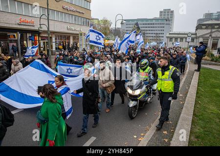 Berlin, Deutschland. November 2024. Am Sonntag, den 10. November 2024, versammelten sich Demonstranten auf dem Berliner Wittenbergplatz, um einen robusteren Schutz der jüdischen Gemeinden in Deutschland zu fordern, da die antisemitischen Vorfälle nach den Terroranschlägen der Hamas am 7. Oktober 2023 auf Israel weltweit zunehmen. Die unter dem Motto „für ein Leben ohne Furcht: Jüdisches Leben schützen, genug ist genug“ organisierte Kundgebung zeigte einen Anstieg antisemitischer Vorfälle in ganz Europa, einschließlich Deutschland und den Niederlanden, wo jüdische Institutionen und Einzelpersonen zunehmend ins Visier genommen wurden. Der Protest fand statt Stockfoto