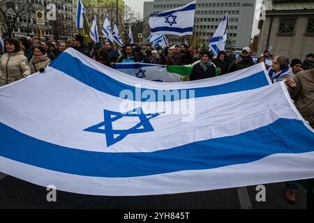 Berlin, Deutschland. November 2024. Am Sonntag, den 10. November 2024, versammelten sich Demonstranten auf dem Berliner Wittenbergplatz, um einen robusteren Schutz der jüdischen Gemeinden in Deutschland zu fordern, da die antisemitischen Vorfälle nach den Terroranschlägen der Hamas am 7. Oktober 2023 auf Israel weltweit zunehmen. Die unter dem Motto „für ein Leben ohne Furcht: Jüdisches Leben schützen, genug ist genug“ organisierte Kundgebung zeigte einen Anstieg antisemitischer Vorfälle in ganz Europa, einschließlich Deutschland und den Niederlanden, wo jüdische Institutionen und Einzelpersonen zunehmend ins Visier genommen wurden. Der Protest fand statt Stockfoto