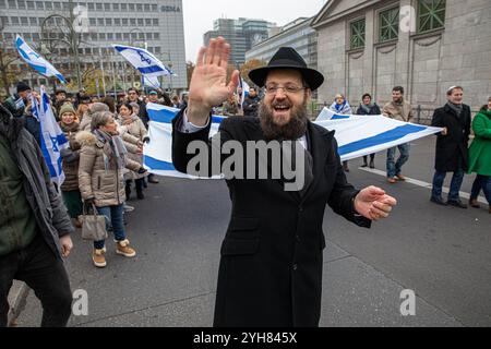 Berlin, Deutschland. November 2024. Am Sonntag, den 10. November 2024, versammelten sich Demonstranten auf dem Berliner Wittenbergplatz, um einen robusteren Schutz der jüdischen Gemeinden in Deutschland zu fordern, da die antisemitischen Vorfälle nach den Terroranschlägen der Hamas am 7. Oktober 2023 auf Israel weltweit zunehmen. Die unter dem Motto „für ein Leben ohne Furcht: Jüdisches Leben schützen, genug ist genug“ organisierte Kundgebung zeigte einen Anstieg antisemitischer Vorfälle in ganz Europa, einschließlich Deutschland und den Niederlanden, wo jüdische Institutionen und Einzelpersonen zunehmend ins Visier genommen wurden. Der Protest fand statt Stockfoto