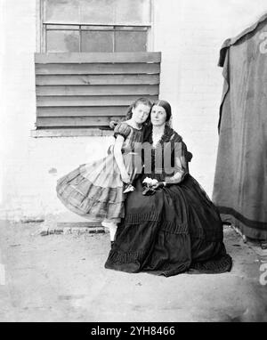 Rose O’Neal Greenhow (48–49) mit ihrer jüngsten Tochter und Namensvetter, „Little“ Rose Greenhow (7–8), im Old Capitol Prison, Washington, D.C., 1862. Erstellt von Alexander Gardner, Mathew Brady Studio. Rose O’Neal Greenhow, eine der erfolgreichsten weiblichen Spione der Konföderation, war eine prominente Witwe in Washington und eine treue Sympathisantin im Süden. Die Konföderation rekrutierte sie als Spionin, nachdem 1861 ein Krieg ausbrach. Greenhow wurde vor der ersten Schlacht von Manassas Geheimdienstmitteilungen zugeschrieben, die einen Sieg im Süden versicherten. Kurz darauf wurden ihre verdeckten Aktivitäten entdeckt und Stockfoto