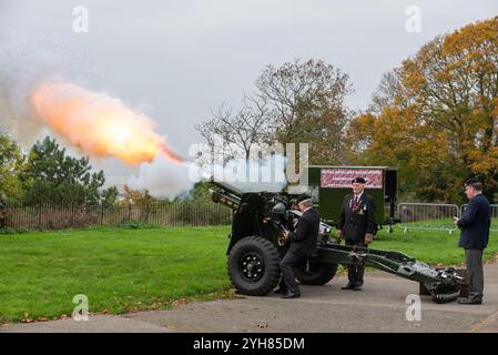 Gedenktag in Southend on Sea, Essex, Großbritannien. Schussfeuer, um zwei Minuten Schweigen von einer 25-Pfünder-Kanone der Royal Artillery Association zu beginnen Stockfoto