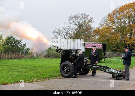 Gedenktag in Southend on Sea, Essex, Großbritannien. Schussfeuer, um zwei Minuten Schweigen von einer 25-Pfünder-Kanone der Royal Artillery Association zu beginnen Stockfoto