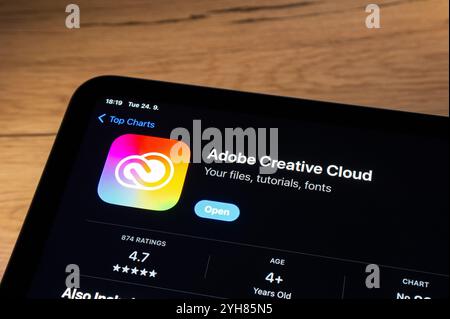 OSTRAVA, TSCHECHIEN – 24. SEPTEMBER 2024: App-Store mit Adobe Creative Cloud Mobile-Anwendung auf iOS-Smartphone Stockfoto