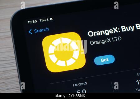 OSTRAVA, TSCHECHIEN – 1. AUGUST 2024: App-Store mit OrangeX-App zum Kauf und Verkauf von Kryptowährungen Stockfoto
