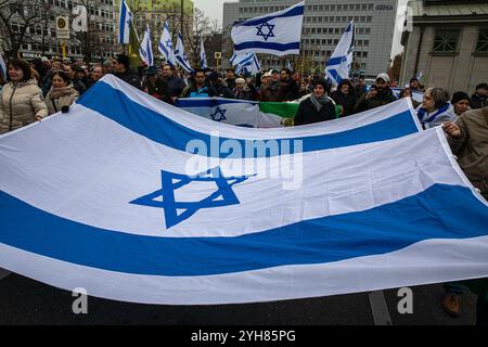 Am Sonntag, den 10. November 2024, versammelten sich Demonstranten auf dem Berliner Wittenbergplatz, um einen robusteren Schutz der jüdischen Gemeinden in Deutschland zu fordern, da die antisemitischen Vorfälle nach den Terroranschlägen der Hamas am 7. Oktober 2023 auf Israel weltweit zunehmen. Die unter dem Motto „für ein Leben ohne Furcht: Jüdisches Leben schützen, genug ist genug“ organisierte Kundgebung zeigte einen Anstieg antisemitischer Vorfälle in ganz Europa, einschließlich Deutschland und den Niederlanden, wo immer mehr jüdische Institutionen und Einzelpersonen ins Visier genommen wurden. Der Protest fand am 86. Jahrestag von Kristallna statt Stockfoto