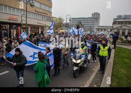 Am Sonntag, den 10. November 2024, versammelten sich Demonstranten auf dem Berliner Wittenbergplatz, um einen robusteren Schutz der jüdischen Gemeinden in Deutschland zu fordern, da die antisemitischen Vorfälle nach den Terroranschlägen der Hamas am 7. Oktober 2023 auf Israel weltweit zunehmen. Die unter dem Motto „für ein Leben ohne Furcht: Jüdisches Leben schützen, genug ist genug“ organisierte Kundgebung zeigte einen Anstieg antisemitischer Vorfälle in ganz Europa, einschließlich Deutschland und den Niederlanden, wo immer mehr jüdische Institutionen und Einzelpersonen ins Visier genommen wurden. Der Protest fand am 86. Jahrestag von Kristallna statt Stockfoto