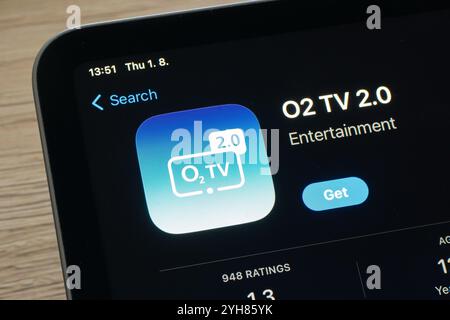 OSTRAVA, TSCHECHISCHE REPUBLIK – 1. AUGUST 2024: Die mobile App O2 TV 2,0 im Apple App Store wird installiert Stockfoto