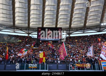 Rom, Italien. November 2024. Während des Fußballspiels der Serie A zwischen AS Roma und Bologna FC im Olimpico-Stadion in Rom (Italien) am 10. November 2024 jubeln Roma-Fans an. Quelle: Insidefoto di andrea staccioli/Alamy Live News Stockfoto