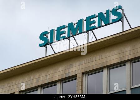 OSTRAVA, TSCHECHIEN - 25. SEPTEMBER 2023: Grünes Banner des Siemens-Industrieunternehmens auf Bürogebäude Stockfoto