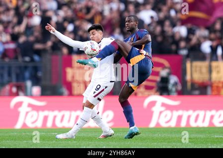 Rom, Italien. November 2024. Evan Ndicka von AS Roma und Santiago Castro von Bologna FC treten am 10. November 2024 im Stadio Olimpico in Rom um den Ball an. Quelle: Giuseppe Maffia/Alamy Live News Stockfoto