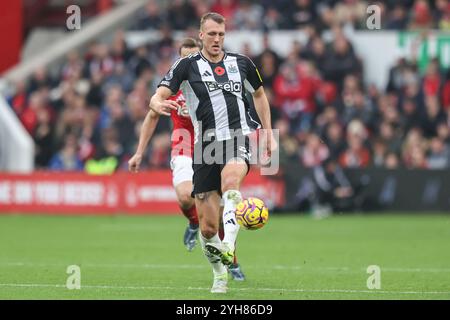 Dan Burn aus Newcastle kontrolliert den Ball während des Premier League-Spiels Nottingham Forest gegen Newcastle United am City Ground, Nottingham, Vereinigtes Königreich, 10. November 2024 (Foto: Alfie Cosgrove/News Images) Stockfoto