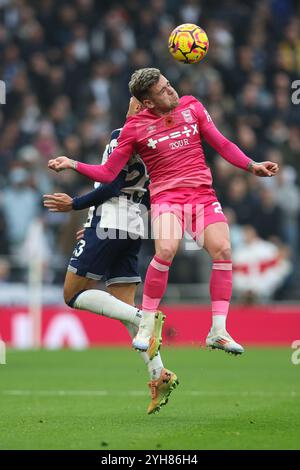 LONDON, Großbritannien - 10. November 2024: Sam Szmodics aus Ipswich Town im Spiel der Premier League zwischen Tottenham Hotspur FC und Ipswich Town FC im Tottenham Hotspur Stadium (Foto: Craig Mercer/ Alamy Live News) Stockfoto