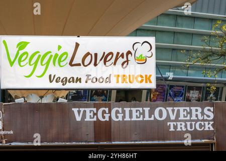 Veggielover fördert veganen Food Truck seine pflanzliche Küche und fördert gesunde und nachhaltige Lebensmittelauswahl Stockfoto