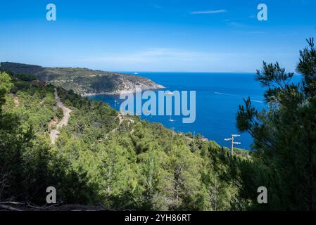 Panoramablick auf Punta Calamita und den Hügel Magnet: Eine Magnetit- und Eisenlagerstätte, in der sich die berühmten Eisenminen der Insel Elba befinden Stockfoto