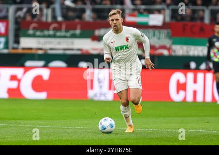 Arne Maier (FC Augsburg #10) GER, FC Augsburg vs. TSG 1899 Hoffenheim, 1.Bundesliga Fussball, 10.Spieltag, 10.11.2024, Saison 2024/2025 DFB/DFL-VORSCHRIFTEN VERBIETEN JEDE VERWENDUNG VON FOTOGRAFIEN ALS BILDSEQUENZEN UND/ODER QUASI-VIDEO Foto: Eibner-Pressefoto/Roger Buerke Stockfoto