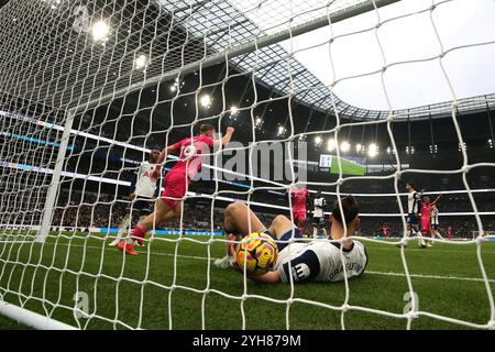 Liam Delap von Ipswich Town feiert das zweite Tor ihrer Mannschaft während des Premier League-Spiels im Tottenham Hotspur Stadium in London. Bilddatum: Sonntag, 10. November 2024. Stockfoto