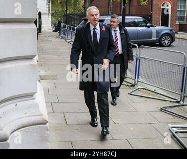 Downing Street, London, Großbritannien, 10. November 2024. Sir Tony Blair, ehemaliger Premierminister des Vereinigten Königreichs, ehemaliger Führer der Labour Party. Politiker, einschließlich ehemaliger Premierminister, werden auf dem Weg zur Gedenkfeier am Sonntag in Whitehall in Westminster durch die Downing Street spazieren sehen. Quelle: Imageplotter/Alamy Live News Stockfoto