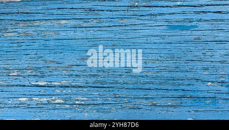 Alte verwitterte Holzdiele mit blauer Rissfarbe. Stockfoto