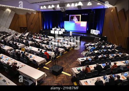 Plenum der Denierten der 5. Tagung der 13. Synode der Evangelischen Kirche in Deutschland EKD in Würzburg Foto vom 10.11.2024. Siehe epd-Meldung vom 10.11.2024 NUR REDAKTIONELLE VERWENDUNG Copyright: epd-bild/HeikexLyding Saal5 Stockfoto