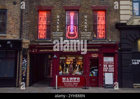 London, Großbritannien. November 2024. Außenansicht des Hanks Gitarrengeschäfts in der Denmark Street, Soho. Quelle: Vuk Valcic/Alamy Stockfoto