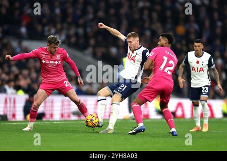 Tottenham Hotspurs Dejan Kulusevski (Mitte) kämpft um den Ball mit Sammie Szmodics (links) von Ipswich Town und Jens Cajuste während des Premier League-Spiels im Tottenham Hotspur Stadium in London. Bilddatum: Sonntag, 10. November 2024. Stockfoto