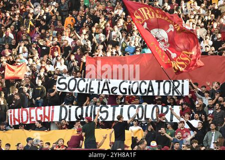 Rom, Italien. November 2024. ALS Roma-Unterstützer während des Fußballspiels der Serie A zwischen AS Roma und Bologna FC im Olimpico-Stadion in Rom (Italien) am 10. November 2024. Quelle: Insidefoto di andrea staccioli/Alamy Live News Stockfoto