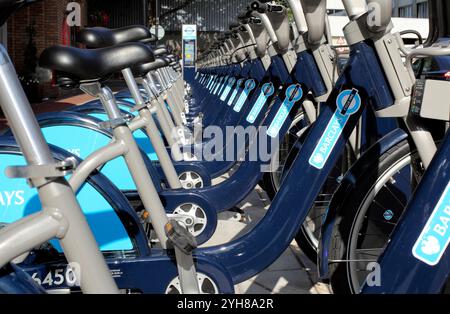 „Boris Bikes“ warten auf Fahrer an einer Anlegestelle in London, kurz nachdem sie 2010 eingeführt wurden. Stockfoto