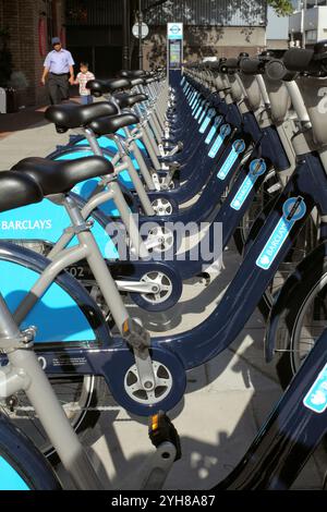 „Boris Bikes“ warten auf Fahrer an einer Anlegestelle in London, kurz nachdem sie 2010 eingeführt wurden. Stockfoto