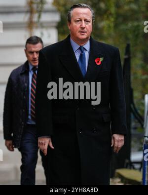 Downing Street, London, Großbritannien, 10. November 2024. David Cameron, Lord Cameron, ehemaliger Premierminister des Vereinigten Königreichs, ehemaliger Parteiführer der Konservativen. Politiker, einschließlich ehemaliger Premierminister, werden auf dem Weg zur Gedenkfeier am Sonntag in Whitehall in Westminster durch die Downing Street spazieren sehen. Quelle: Imageplotter/Alamy Live News Stockfoto